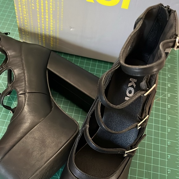 🖤 Black Platform Buckle Heels 🖤 - Picture 6 of 15